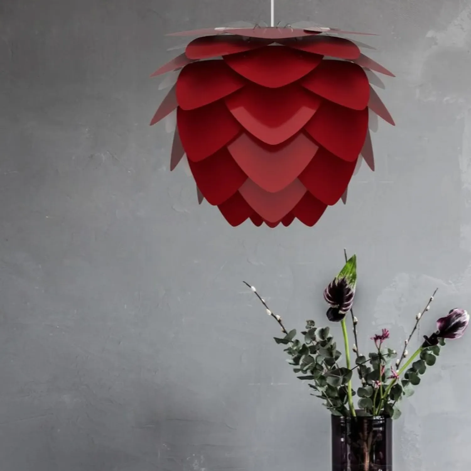 - Lampeskærm - Aluvia Pendel - Ruby red - Medium Ø59 cm*Umage